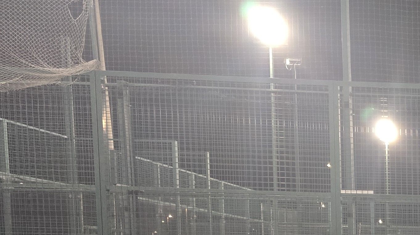 Focos de las pistas encendidos de noche